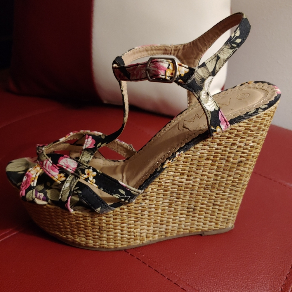 🔥EUC Anna black flower fabric Wedge Sandals - Picture 2 of 2